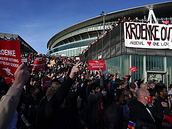 WATCH: Hundreds of Arsenal fan...